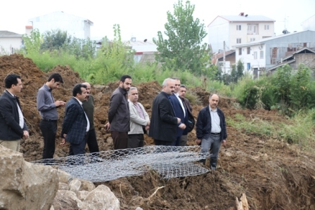 پس از بارش شدید باران صورت گرفت اقدامات شهرداری لاهیجان برای جلوگیری از ریزش یک ساختمان در کوچه پزشکی قانونی